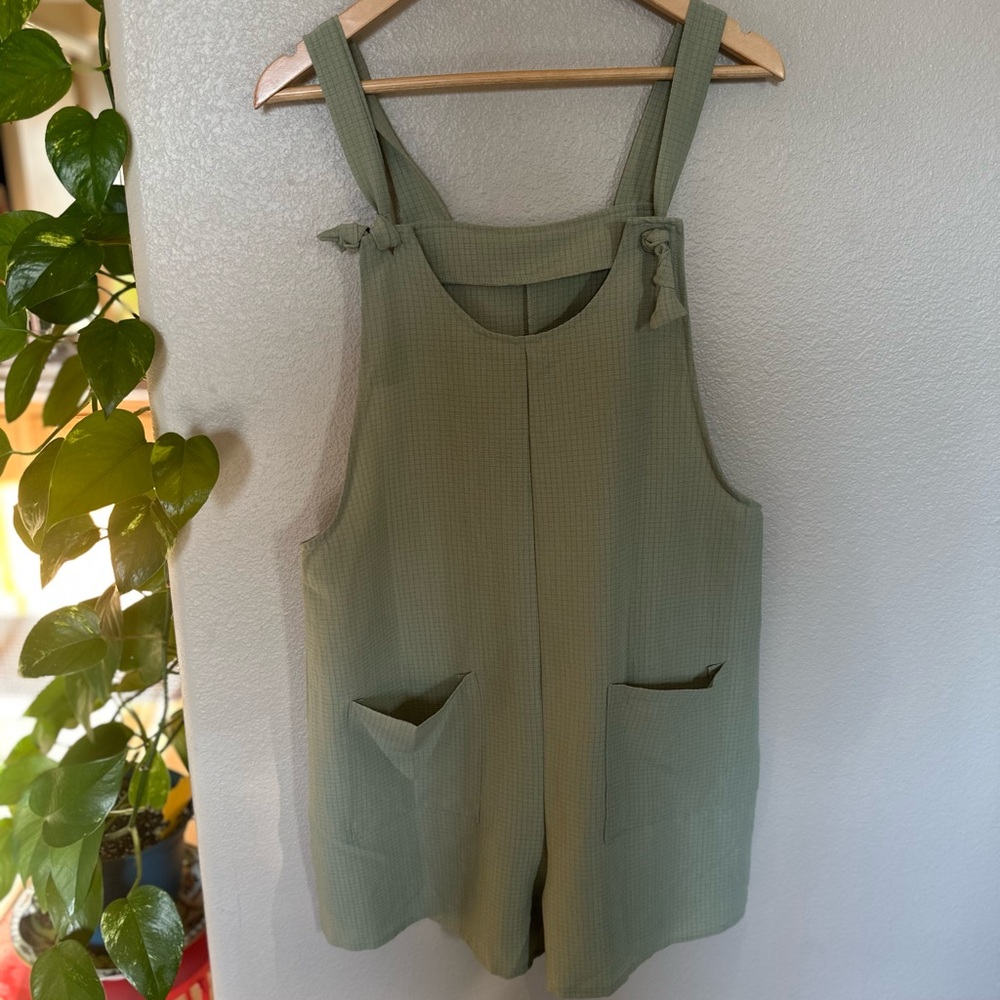 Emery Rose Green Sleeveless Romper with Pockets